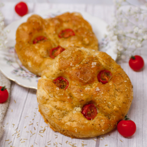 Focaccia rosmariini ja tomatiga