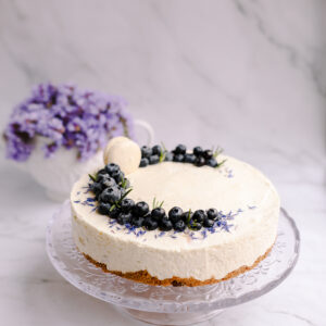 Pirni-sinihallitusjuustutort valge šokolaadiga