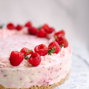 Valge šokolaadi tort vaarikatega